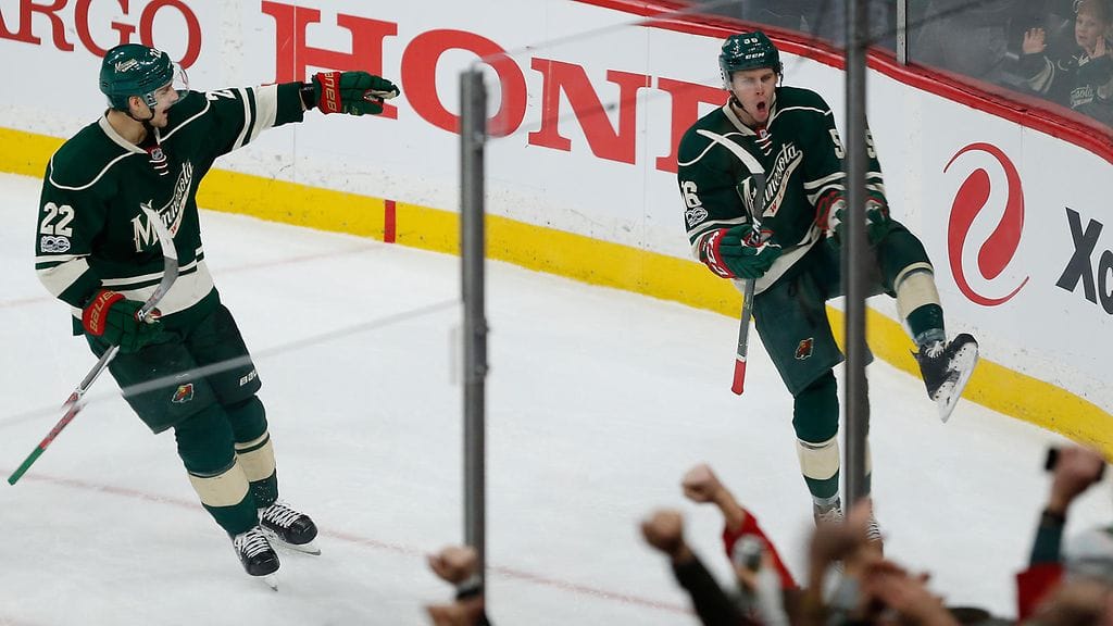 Erik Haula tuulettaa tasoitusmaaliaan.