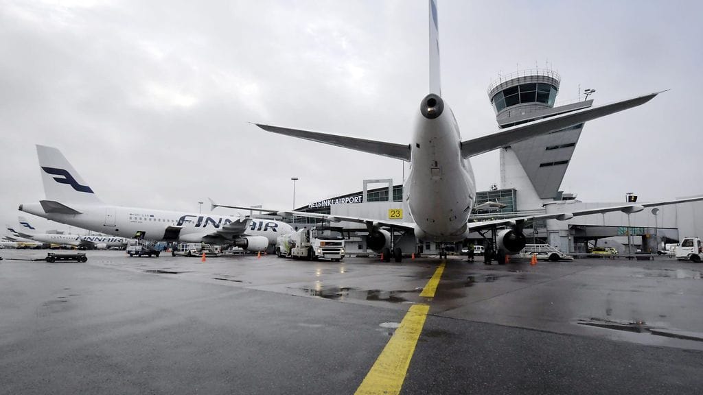 Lentokon Helsinki-Vantaan lentokentällä. Oulun eteläpuolella lentoasemien matkustajamäärä on kasvanut vuoteen 2005 verrattuna Helsinki-Vantaalla lisäksi vain Maarianhaminassa.