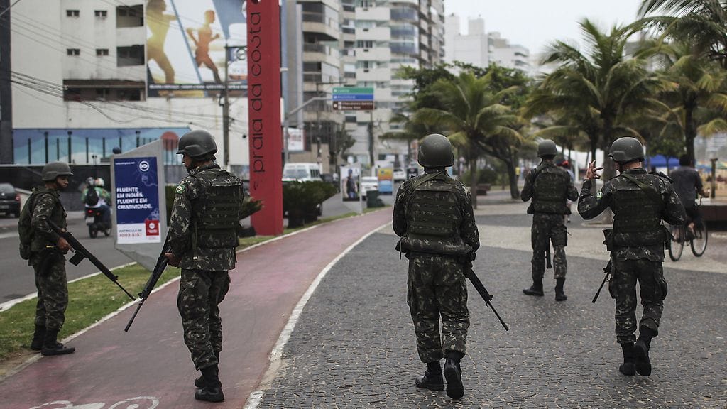 Brasilialaissotilaat partioivat Brasilian Espírito Santon osavaltion pääkaupunki Vitórian kaduilla tämänhetkisen turvallisuustilanteen vuoksi.