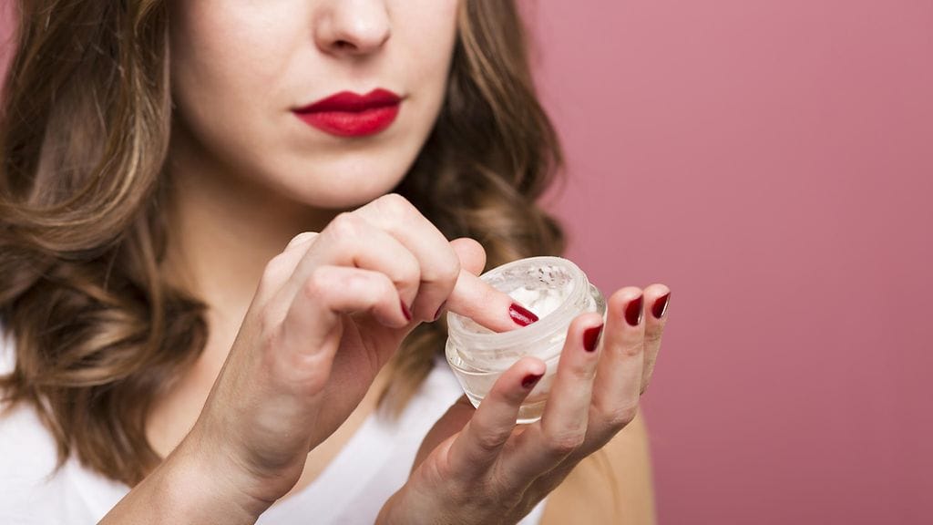 Kosteutta sitovia ainesosia sisältävä voide sopii moneen tarkoitukseen.