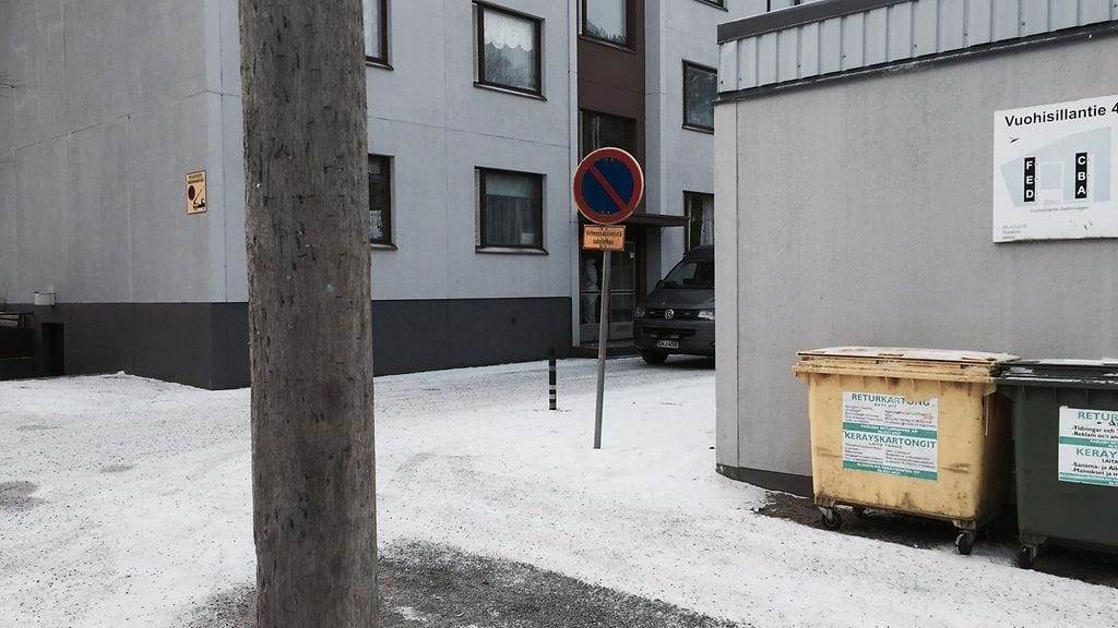 Uhrin ruuminosia löytyi muun muassa kuvan edustalla olevista roskalaatikoista Pietarsaaren Vuohisillantiellä.