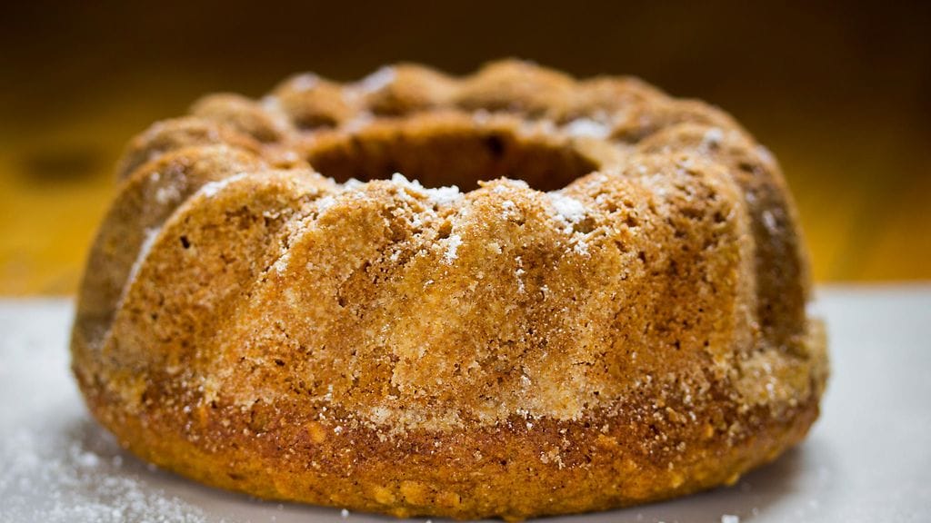 Piimäkakun voi leipoa joko kakkuvuokaan tai pellille, kuten Sarin mamman reseptissä. Kuvan piimäkakku on Myllyn Parhaan vuokaversio.