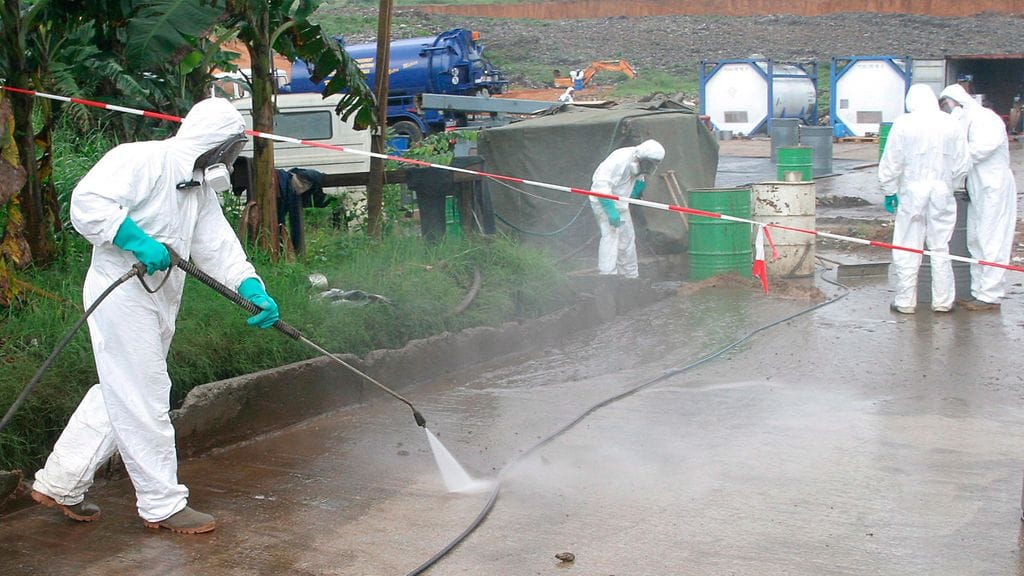 Trafigura on ollut osallisena ympäristöskandaaleissa pitkin 2000-lukua. Yhtiö muun muassa rahtasi ja kaatoi myrkyllisen jätelastin Norsunluurannikon suurimman kaupungin Abidjanin kaatopaikoille. Kuvassa jätteitä putsataan lähellä Akuedon kylää 18 syyskuussa 2006.