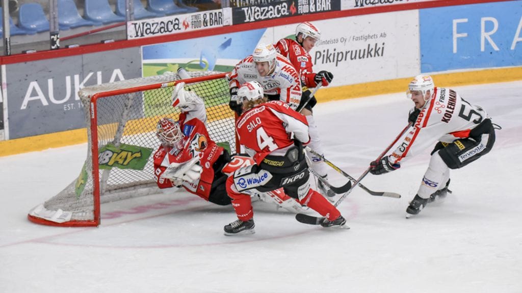 Jyp-Sport-otteluissa on räiskettä. Tammikuun alussa Sportin maalivahti Mika Järvinen jäi jyrän alle.