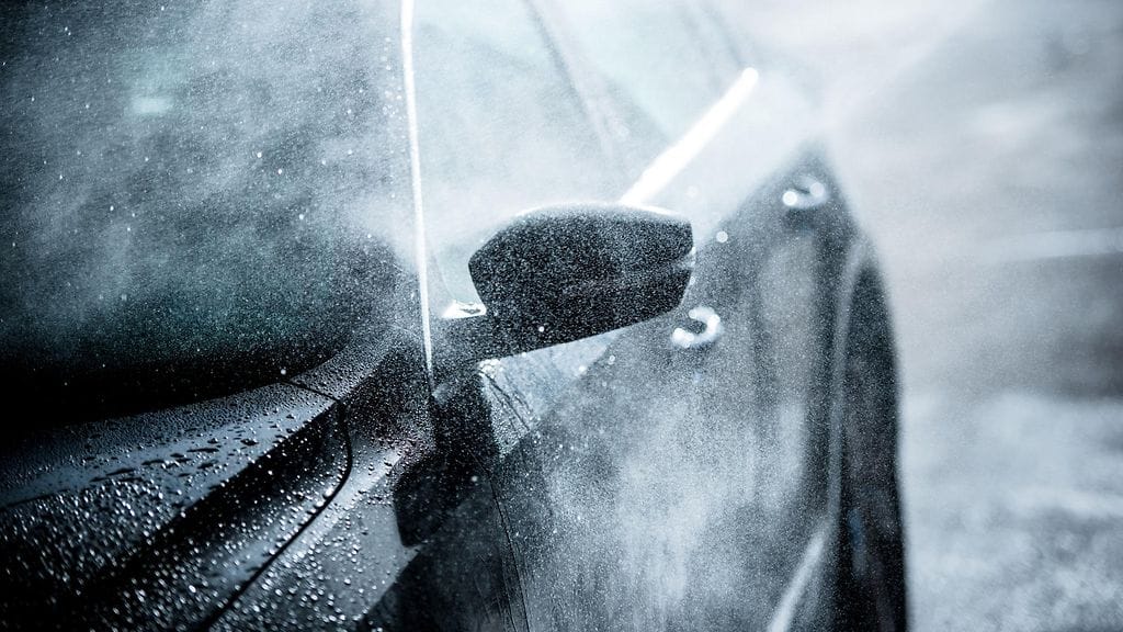 Auto tulee pestä myös talvisin.