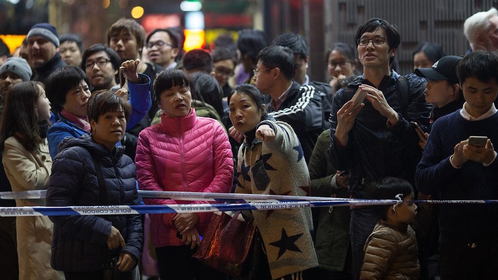 Ihmisiä suljetun metroaseman ulkopuolella polttopulloiskun jälkeen.