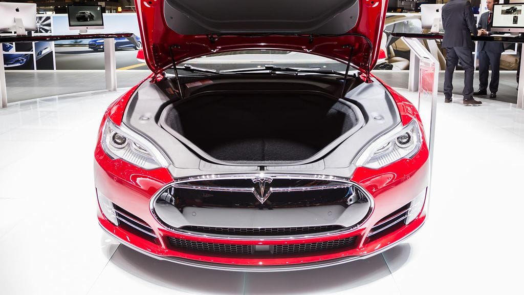 Teslan "konepellin" alla on kätevä tavaratila, mutta mitään kovin arvokasta siellä ei kannata säilyttää.