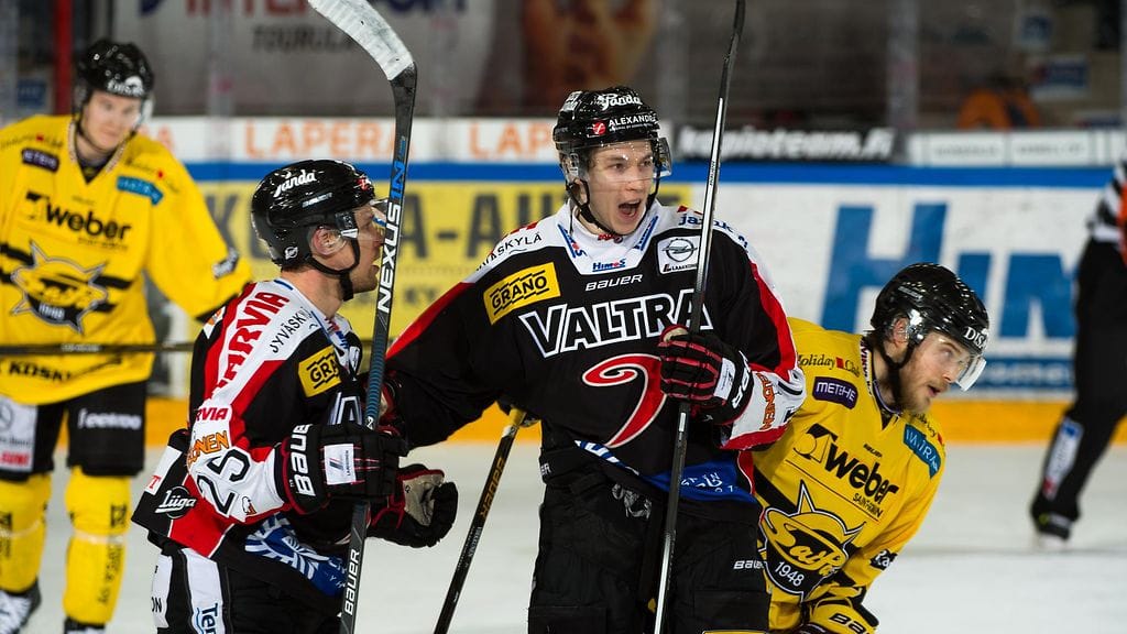 JYPin Anssi Löfman (vas.) ja Henri Kanninen juhlivat.