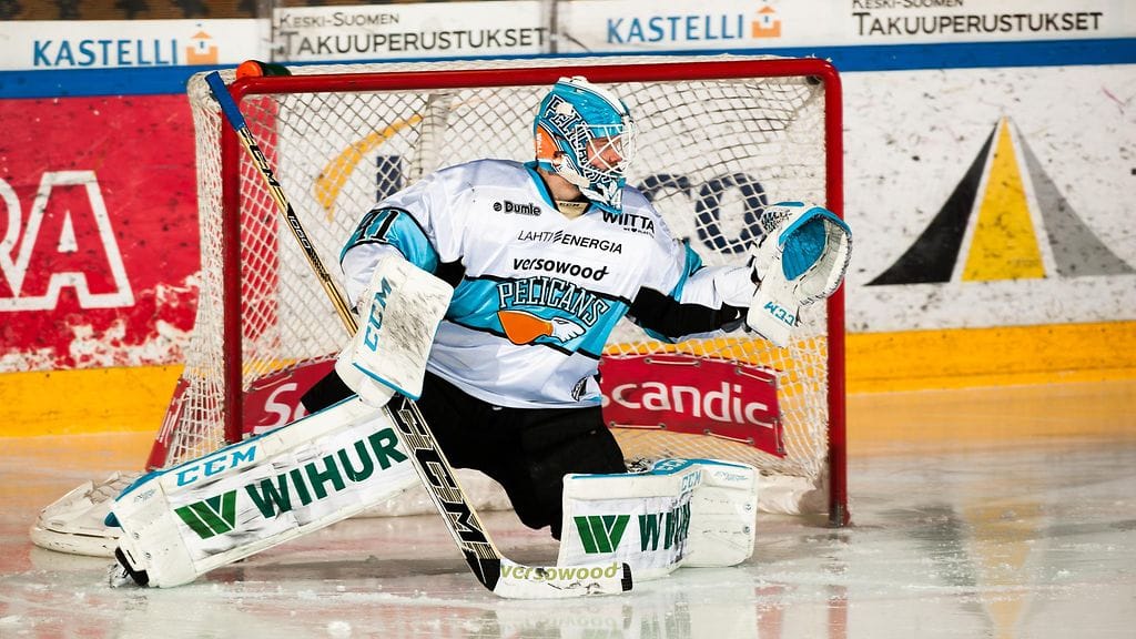 Janne Juvonen joutui luovuttamaan Pelicans-maalilla paikkansa Joona Voutilaiselle. Arkistokuva.