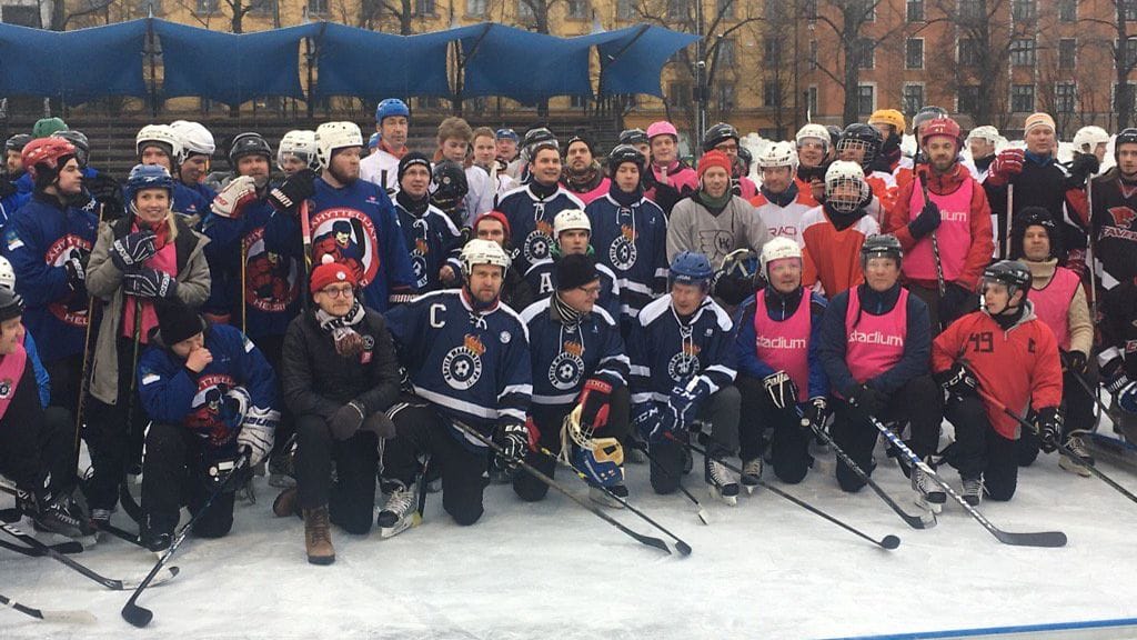 Presidentti Sauli Niinistö osallistui lauantaina hyväntekeväisyysjääkiekko-otteluun. Kuvassa presidentti poseeraa eturivissä neljäntenä oikealta.