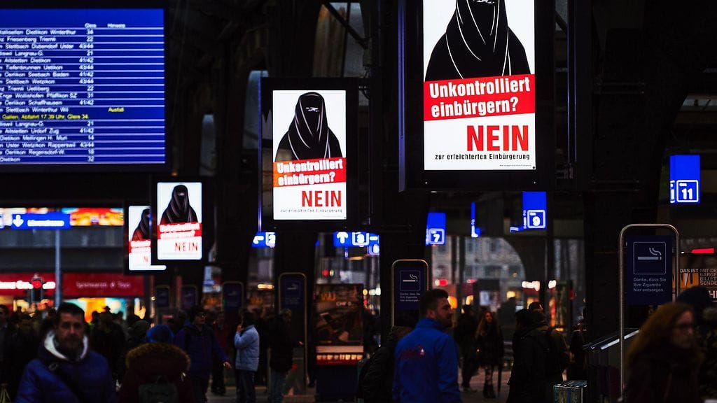 Sveitsissä pahennusta aiheuttaneita muslimivastaisia julisteita Zürichin juna-asemalla 7. helmikuuta 2017.