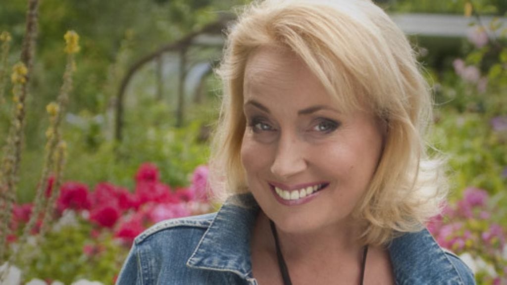 Sonja Lumme vie sinut kierrokselle kesäiseen puutarhaan.