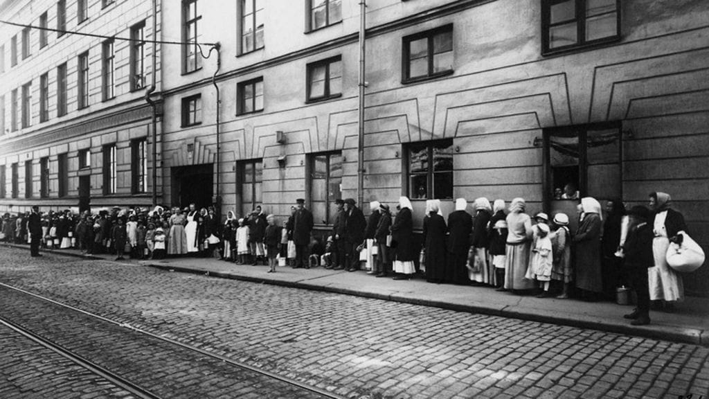 Elintarvikekorttien jonottajia Katariinankadulla Helsingissä vuonna 1917.