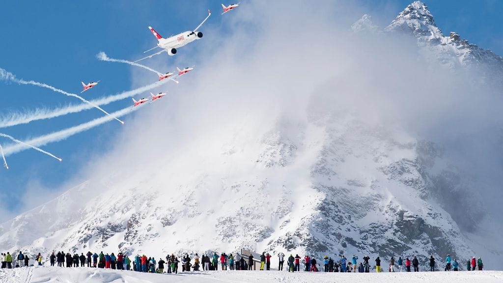 Peruttua syöksykisaa edelsi lentonäytös.