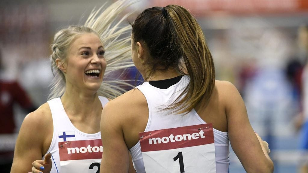 Lotta Harala iloitsee Nooralotta Nezirin kanssa.