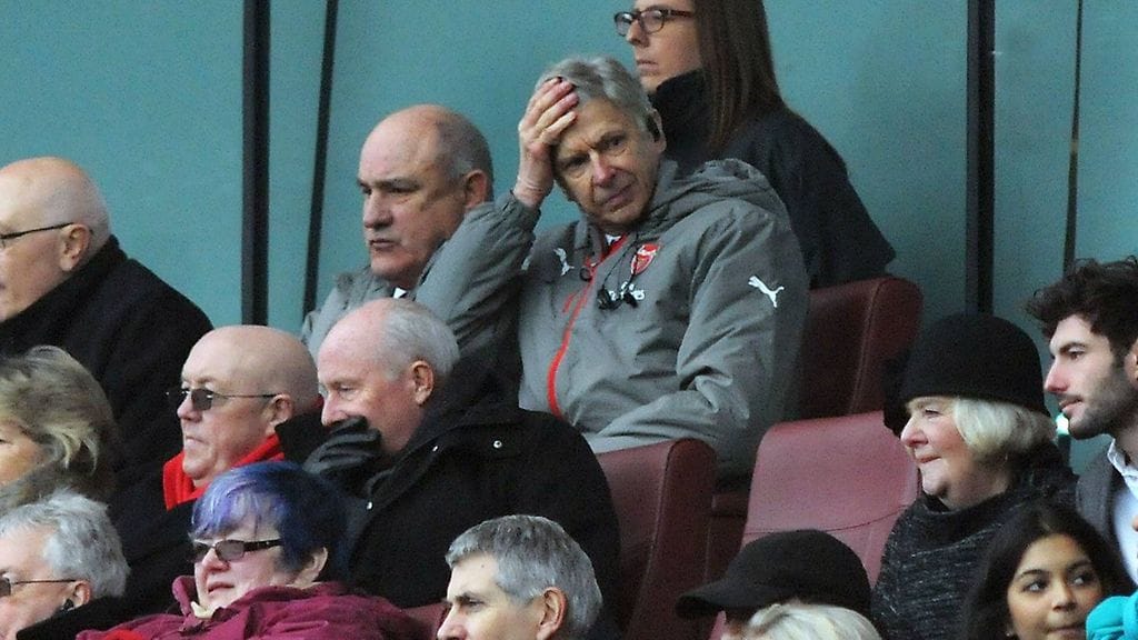 Arsene Wenger seurasi Arsenalin peliä katsomon puolelta.