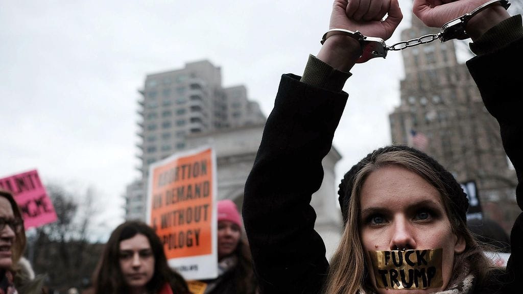 Yhdysvaltalaiset osoittivat mieltään presidentti Donald Trumpin maahanmuuttopolitiikkaa vastaan lauantaina.