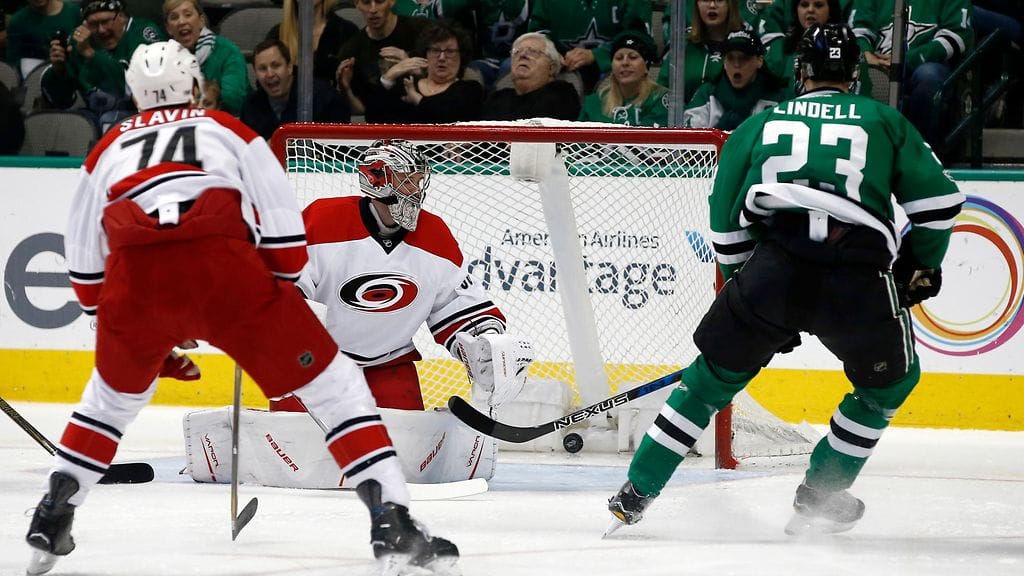 Esa Lindell (oik.) niittasi Dallasin avausmaalin ajassa 0.51.