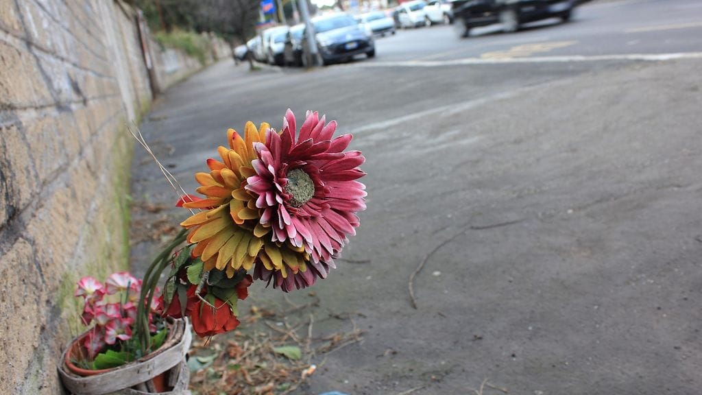 Tienvierustaan tuotu kukka liikenneonnettomuudessa menehtyneen muistoksi Roomassa.