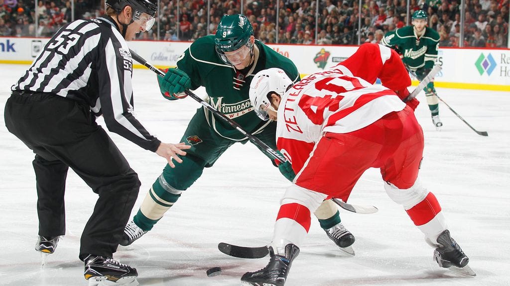 Mikko Koivu aloituksessa Detroitin Henrik Zetterbergiä vastaan.