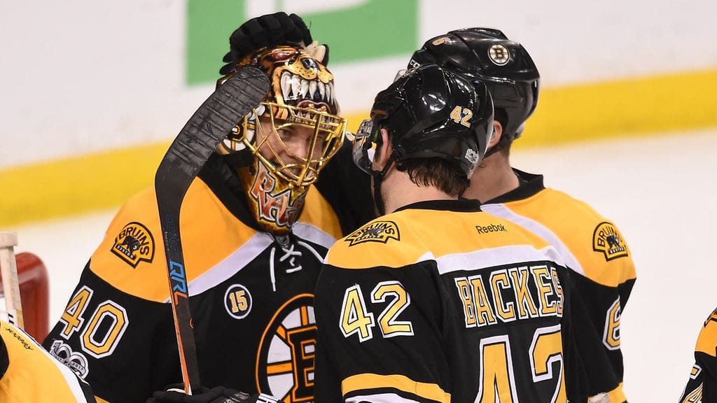 Tuukka Rask juhli voittoa joukkuetovereiden kanssa.