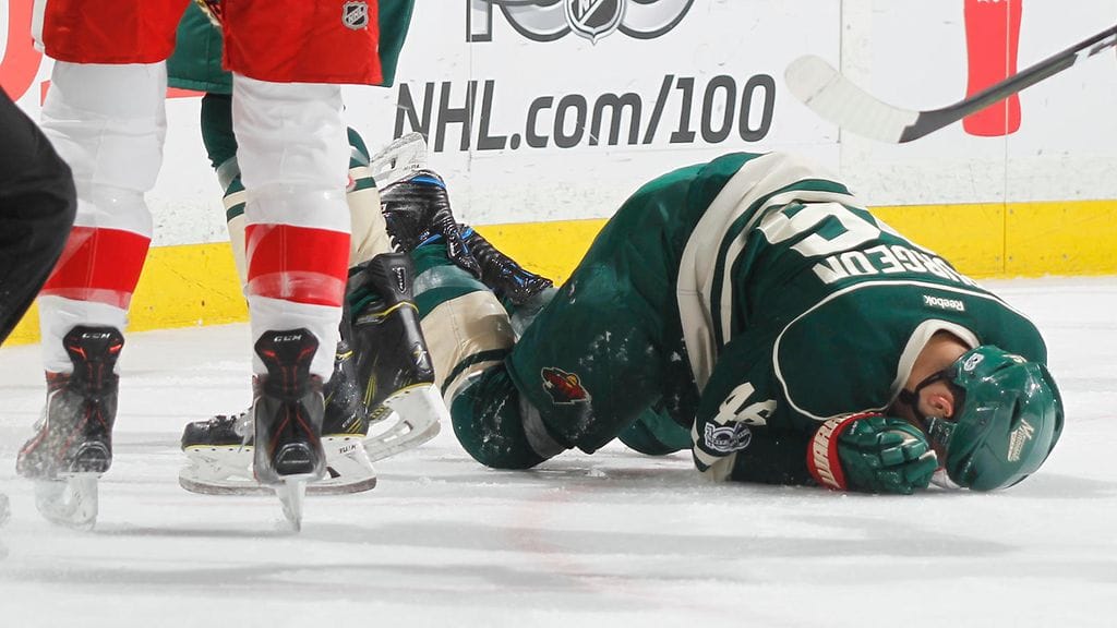 Jared Spurgeon koki kovia Gustav Nyquistin käsittelyssä.