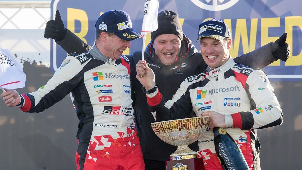 Tommi Mäkinen (kesk.) juhlisti Jari-Matti Latvalan (oik.) voittoa Ruotsissa.