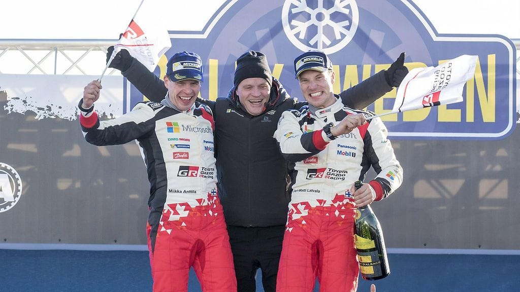 Tommi Mäkinen (kesk.) juhli Miikka Anttilan ja Jari-Matti Latvalan kanssa Ruotsin rallin voittoa.
