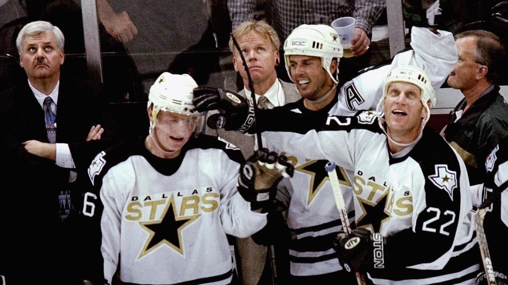 Jere Lehtinen (vas.) Mike Modanon ja Brett Hullin onniteltavana vuoden 1999 pudotuspeleissä.