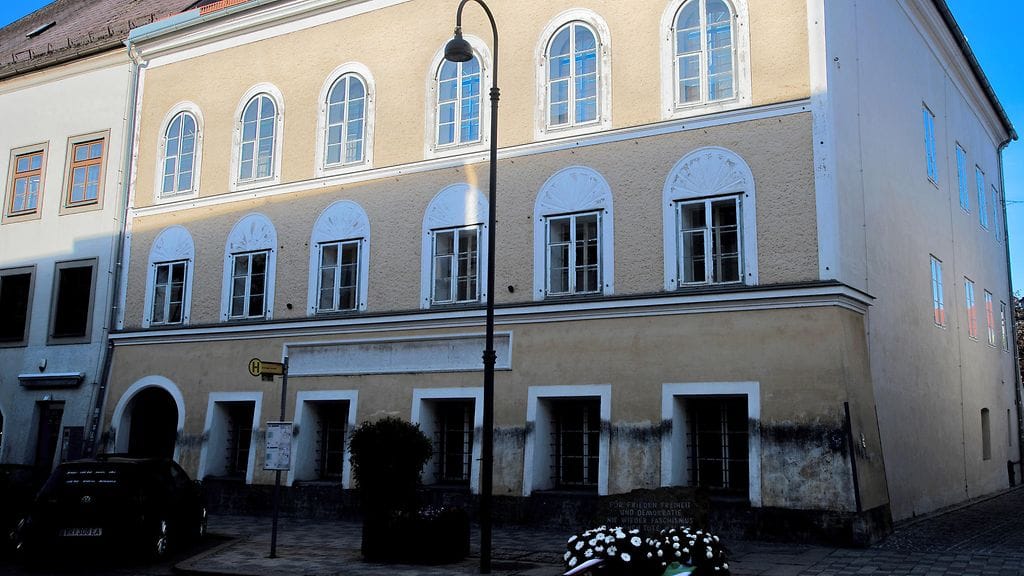 Mies on viime päivinä patsastellut ja poseerannut Hitlerin syntymätalon edessä Braunau am Innissä.