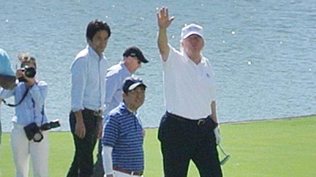 Yhdysvaltain presidentti Donald Trump ja Japanin pääministeri Shinzo Abe pelaamassa golfia 11. helmikuuta.