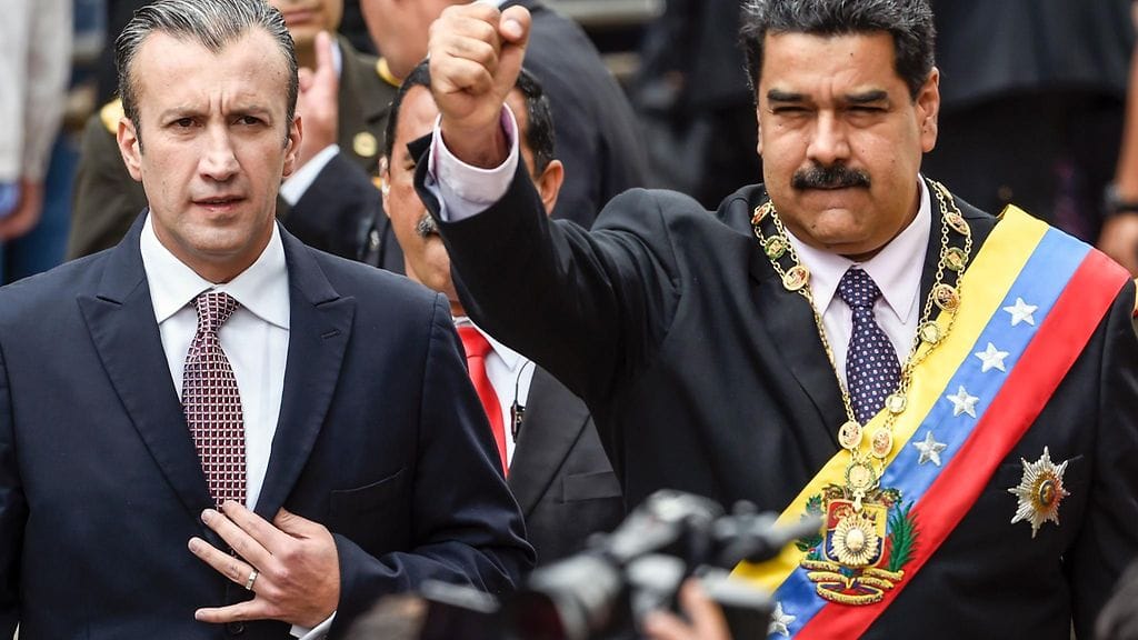 Venezuelan presidentti Nicolas Maduro (oik.) ja varapresidentti Tareck El Aissam (vas).