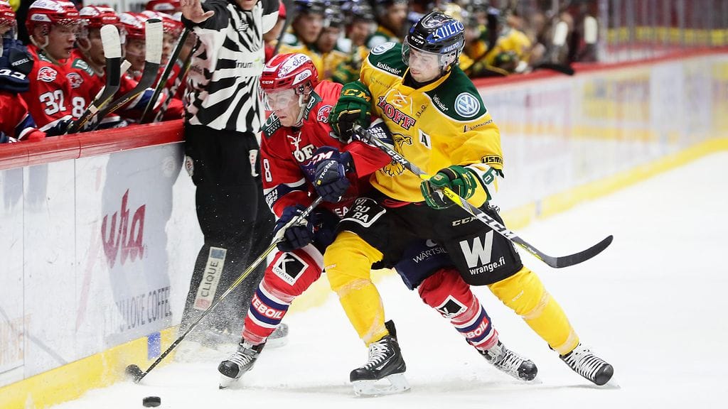 Ilveksen Veli-Matti Vittasmäki taklaa HIFK:n Joonas Raskia.