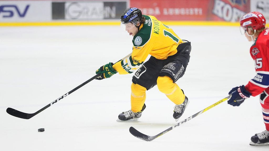 Ilveksen Otto Koivula suojaa kiekkoa HIFK:n Micke-Max Åstenia vastaan.