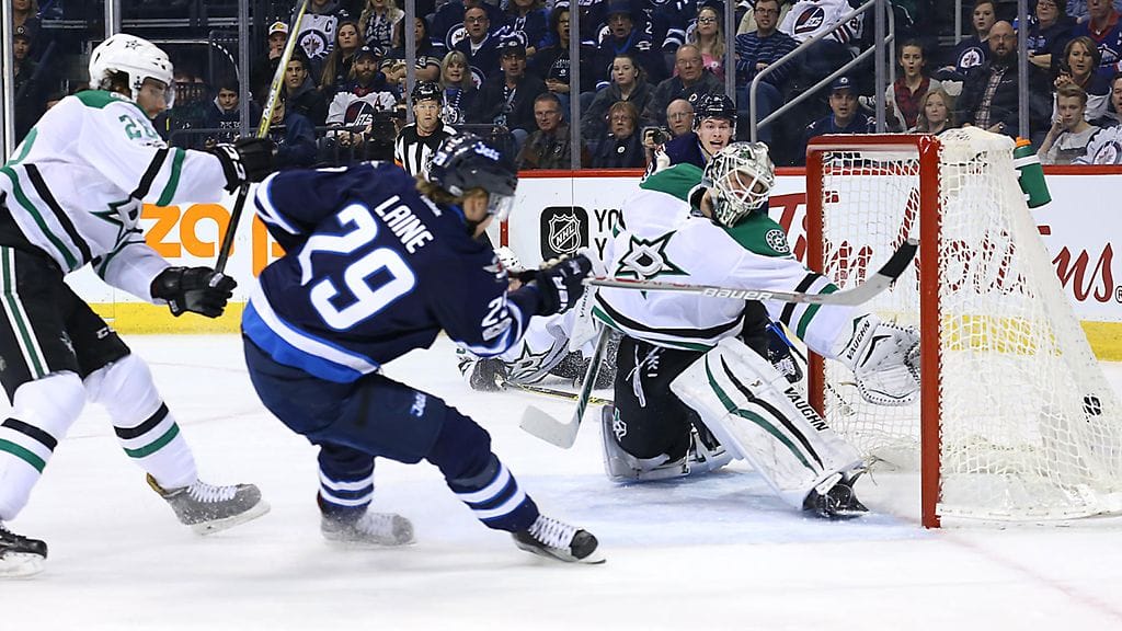 Patrik Laine iski ensimmäisen maalinsa Antti Niemen taakse.