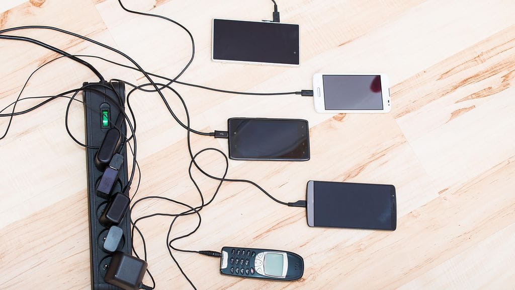 Vaikka harva pitää johtoviidakosta, piuhoissa on tekniset etunsa.