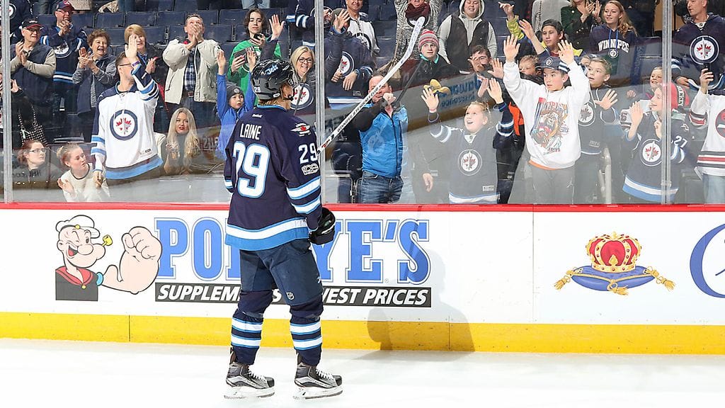 Patrik Laine antoi mailansa muistoksi Jets-fanille.