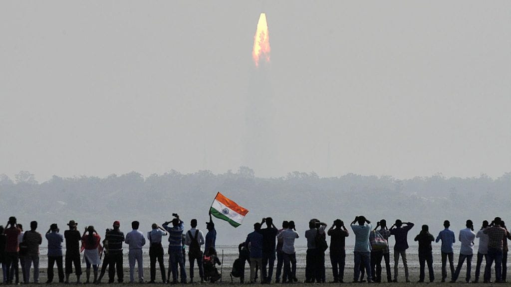 Raketin laukaisu keräsi yleisöä Intiassa.