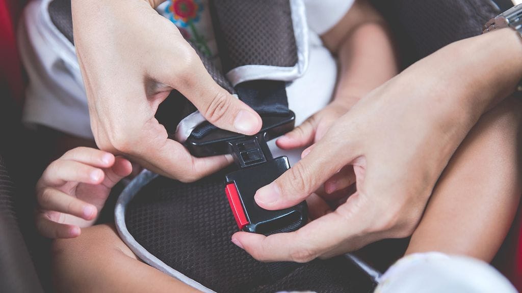 Raskaan menetyksen kokenut äiti kertoo turvaistuimen olevan ainoa oikea paikka pikkulapsille.