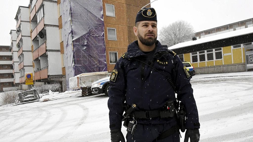 Tukholmalaispoliisi Hanif Aziz partiossa Husbyn lähiössä Tukholmassa lauantaina 10. joulukuuta 2016.