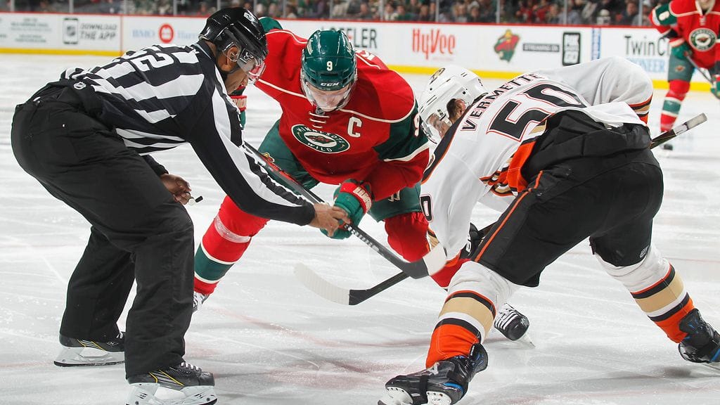 Antoine Vermette aloituksessa Mikko Koivun kanssa.