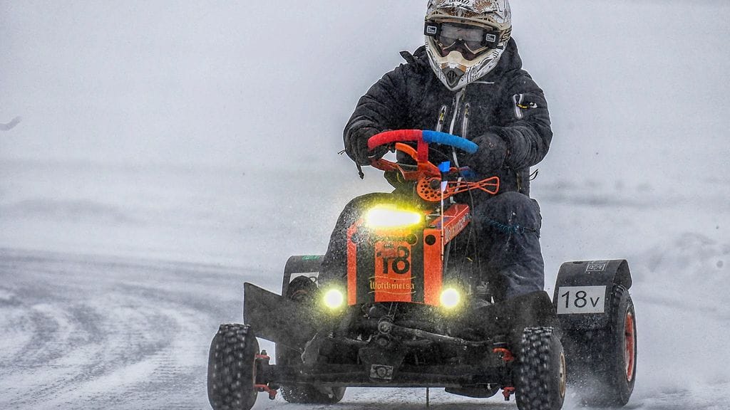 Uutistoimisto Reuters julkaisi viikonloppuna artikkelin päältäajettavien ruohonleikkurien 12 tunnin kestävyysajosta Le Mansista. Kisa ajettiin tänä vuonna Karhijärven jäällä Laviassa Satakunnassa. Kuva: Heikki Piisku.