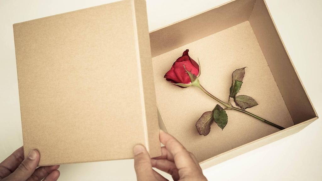 Mies muistaa vaimoaan viikoittaisten ruusulähetysten lisäksi kauniilla viesteillä, korteilla ja herkkulähetyksillä.