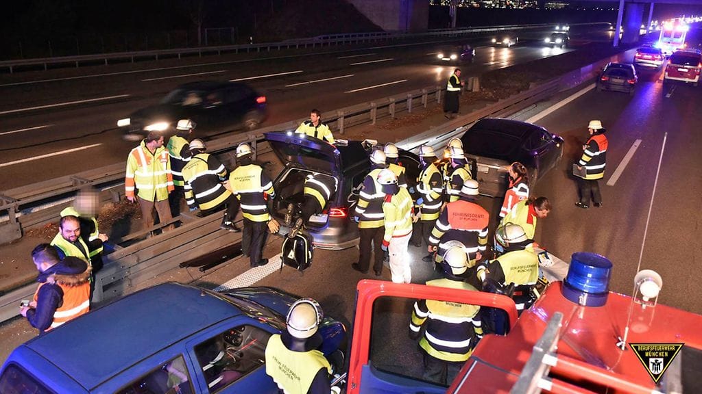 Tesla-kuljettajan toiminta pelasti 57-vuotiaan hengen. Münchenin palolaitoksen kuva.