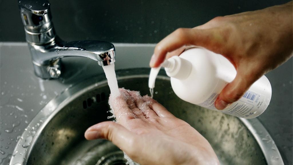 Käsienpesu saippualla on hyvä keino sairauden torjumisessa. Käsidesistä ei ole apua.