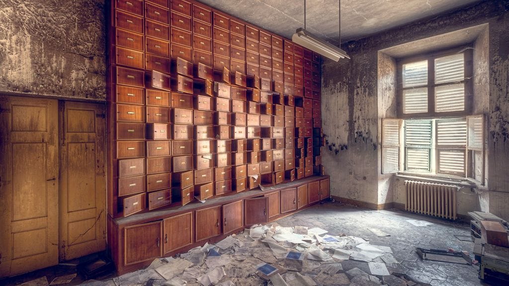 Laatikoita hylätyssä mielisairaalassa Italiassa.