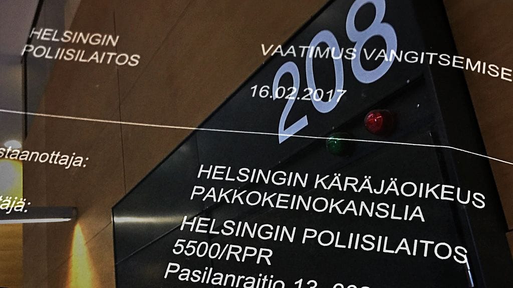 Käräjäoikeus ei sallinut kuvaamista pakkokeinosalissa. Puheenjohtaja kysyi 47-vuotiaan omaa kantaa kuvaamiseen. Kun se oli kielteinen, oikeus passitti kuvaajat ulos. Muuten istunto oli julkinen.