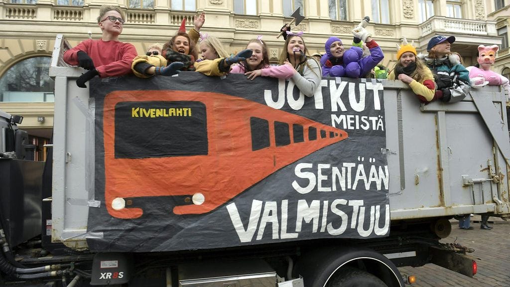 Abiturienttien suunnittelemissa kylteissä nähtiin tänäkin vuonna kannanottoja ajankohtaisiin asioihin.