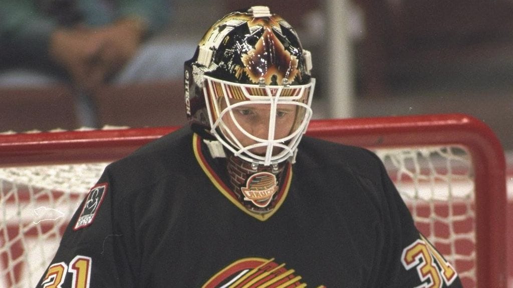 Corey Hirsch Vancouver Canucksin paidassa vuonna 1995.