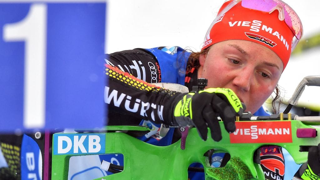 Laura Dahlmeier kaivaa varapatruunoita ampumapaikalla.